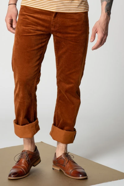 Cordhose für Herren in Farbe Curry Straight Leg Frontansicht