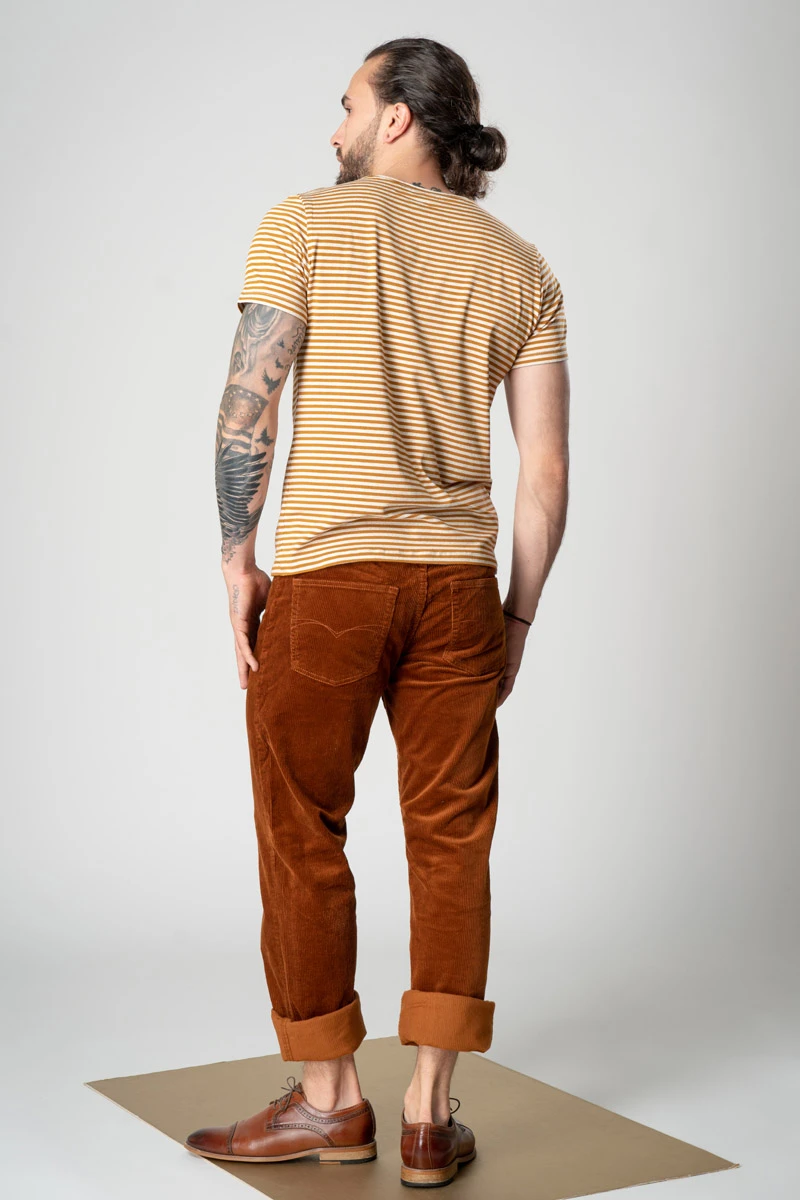 Cordhose für Herren in Farbe Curry Straight Leg seitliche Rückansicht