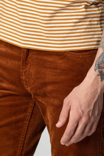 Cordhose für Herren in Farbe Curry Straight Leg Detailansicht Front