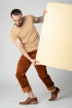 Cordhose für Herren in Farbe Curry Straight Leg seitliche Ansicht