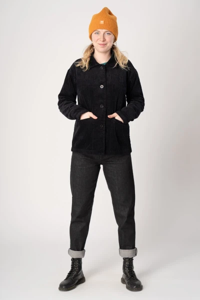 Schwarze Cordjacke für Damen im Blazer Schnitt von Potatoes Ganzkörperansicht