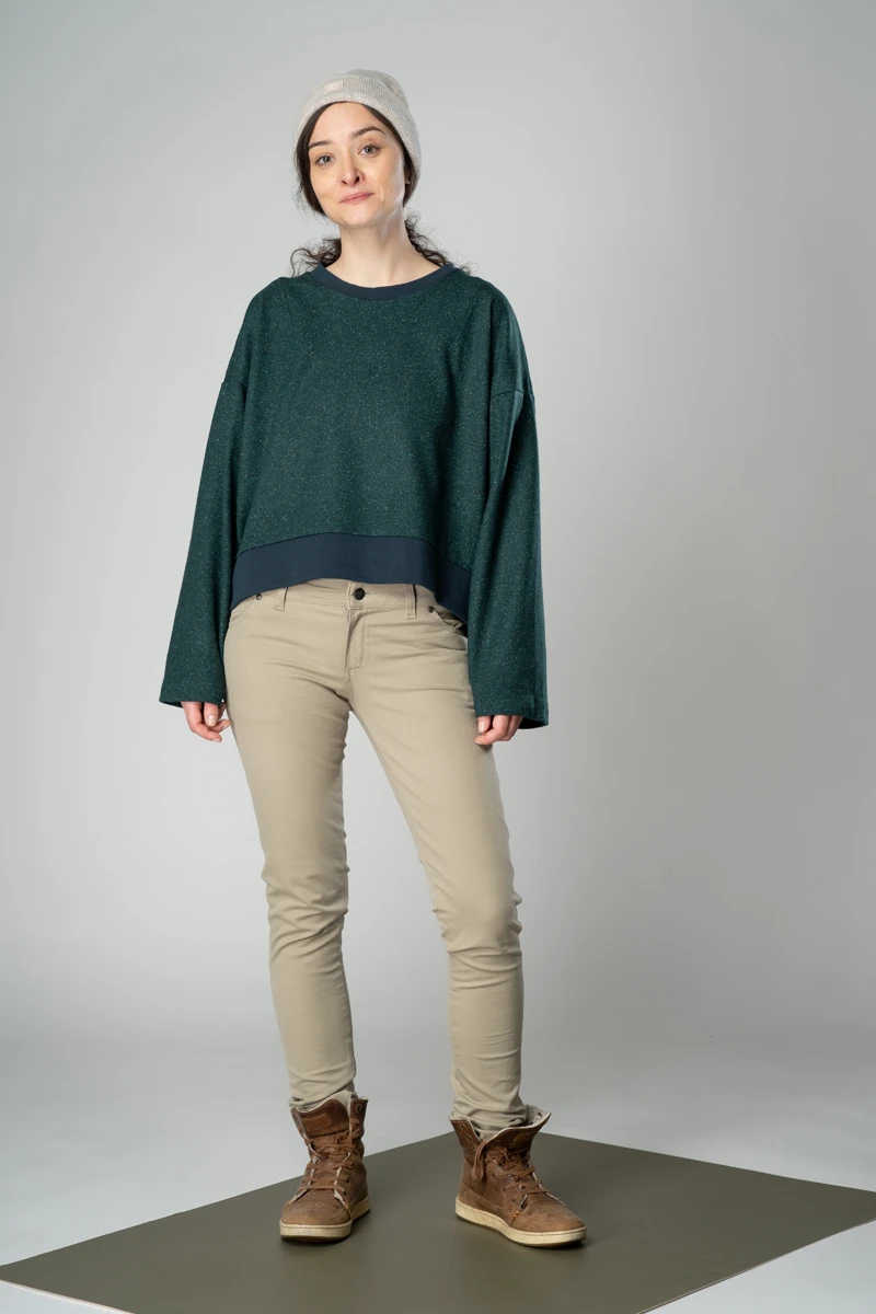 Oversize Pullover in Dunkelgrün für Damen seitliche Frontansicht