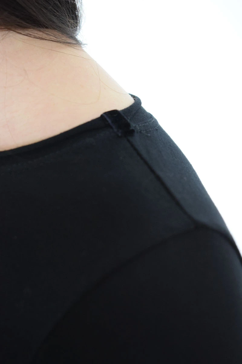 Langarmshirt aus Biobaumwolle für Damen in Schwarz Detailansicht