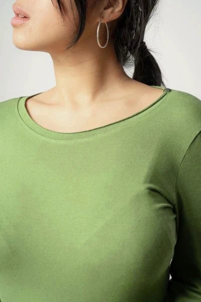 Langarmshirt aus Biobaumwolle für Damen in Hellgrün Detailansicht Rundhalsausschnitt