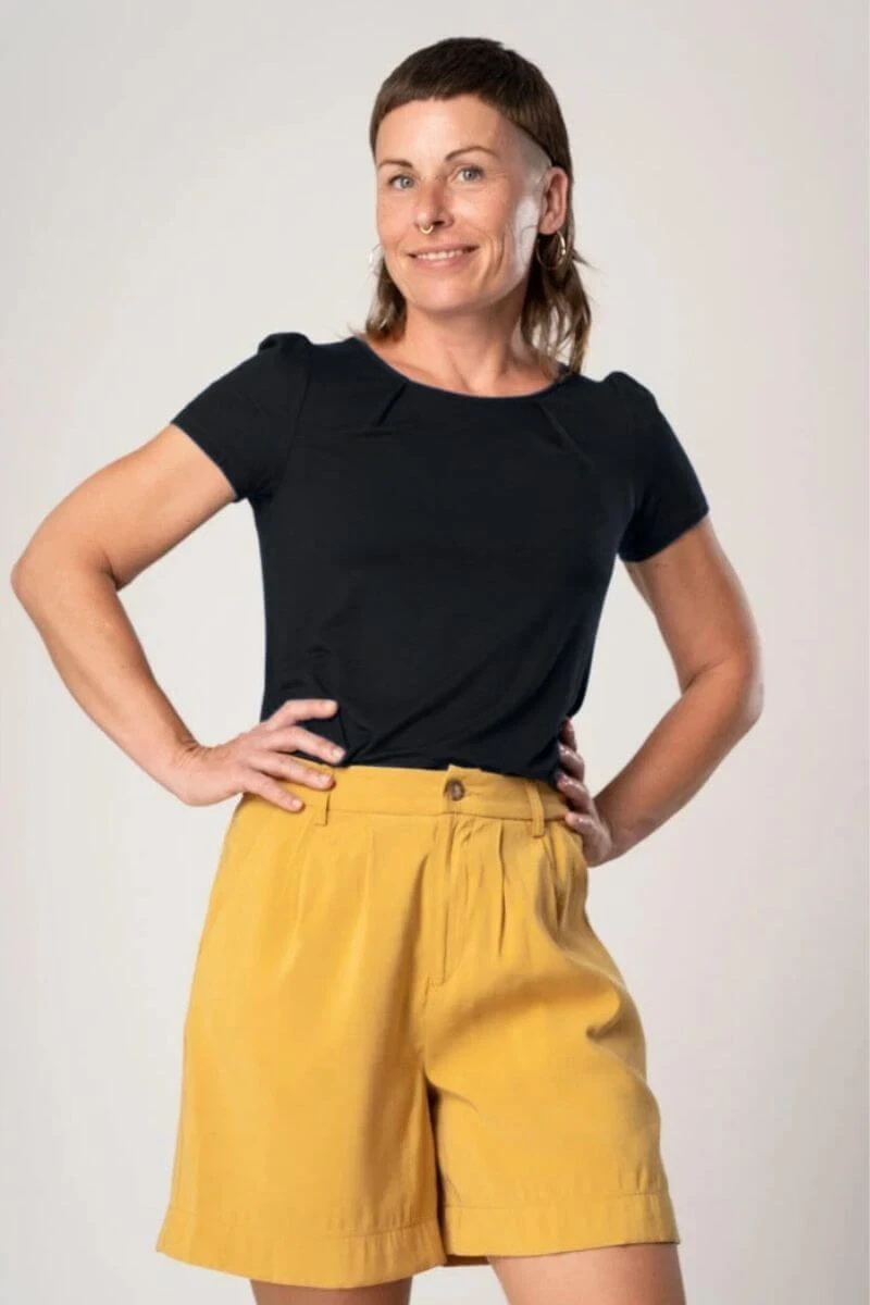 Viskose T-Shirt für Damen in Schwarz Potatoes von Mrs.Hippie in Kombination mit gelber kurzer Hose