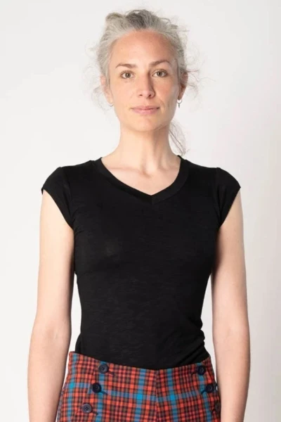 Schwarzes Viskose T-Shirt für Damen mit V-Ausschnitt Frontansicht