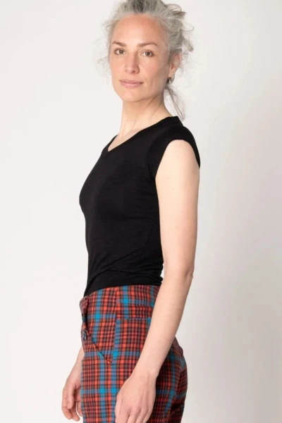 Schwarzes Viskose T-Shirt für Damen mit V-Ausschnitt Seitenansicht