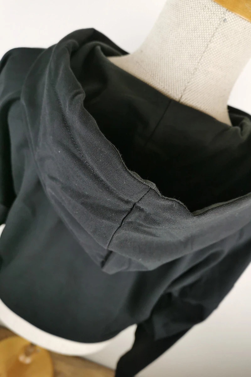 Schwarzer Hoodie für Damen aus Baumwolle Detailansicht Kapuze