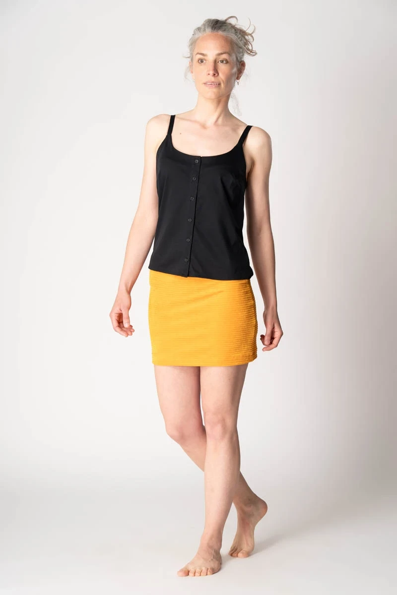 Gelber Minirock aus Jerseycord von Potatoes in Kombination mit schwarzem Trägertop