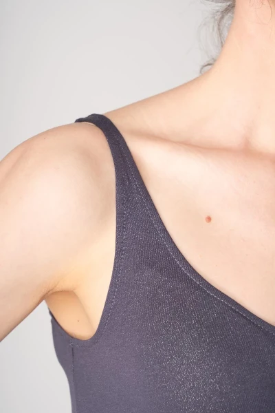 Trägertop für Damen mit tiefem Ausschnitt vorne und hinten in blau-grau mit Glitzer Detailansicht Träger