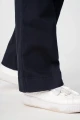 Wide Leg Hose für Damen aus Baumwolle in Navyblau Detailansicht weites Hosenbein