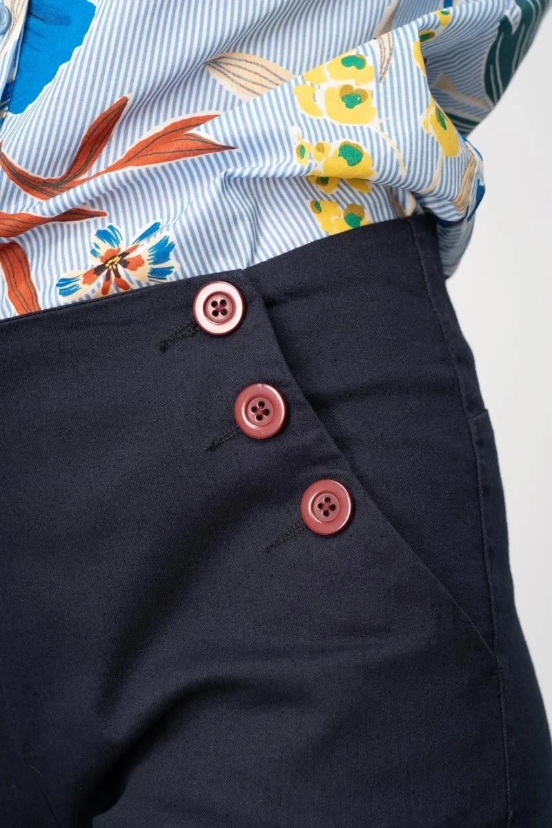 Wide Leg Hose für Damen aus Baumwolle in Navyblau Detailansicht Knopfleiste