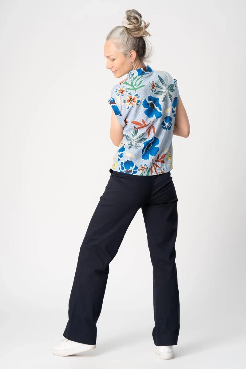 Wide Leg Hose für Damen aus Baumwolle in Navyblau in Kombi mit blauer Bluse