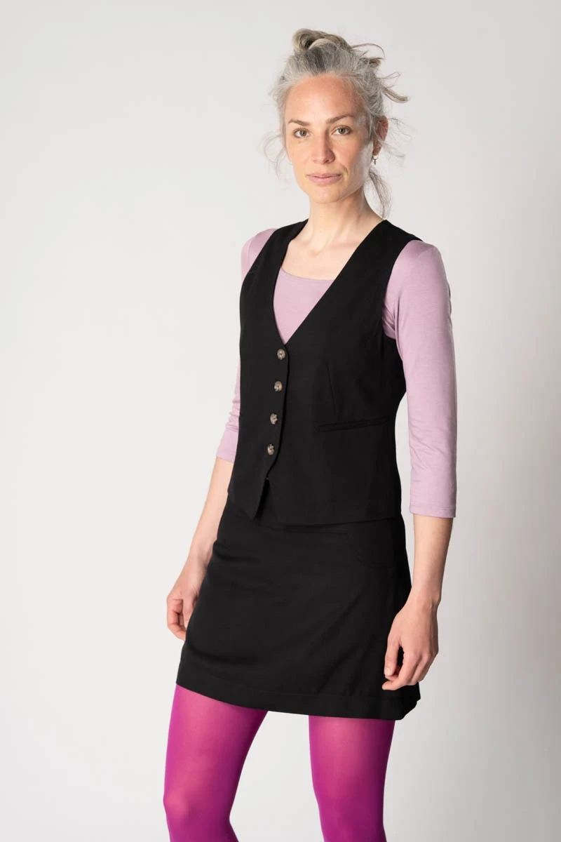 Schwarze Damenweste elegant aus Viskose von Potatoes in Kombination mit schwarzem Minirock