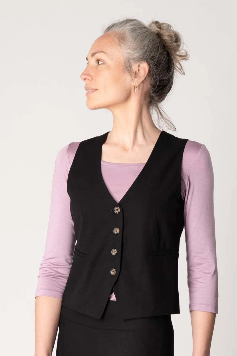 Schwarze Damenweste elegant aus Viskose von Potatoes Frontansicht