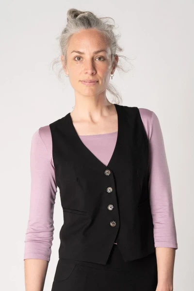 Schwarze Damenweste elegant aus Viskose von Potatoes in Kombination mit Langarmshirt in Flieder