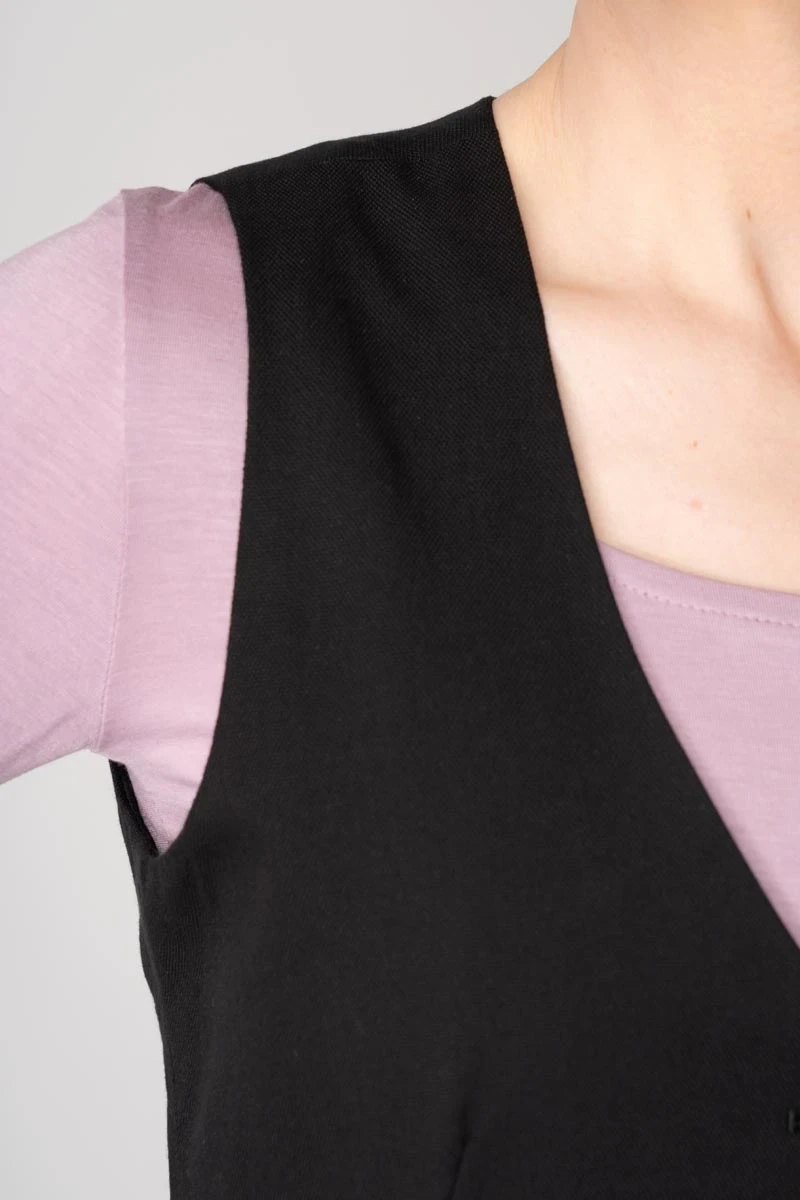 Schwarze Damenweste elegant aus Viskose von Potatoes Detailansicht Schulterpartie