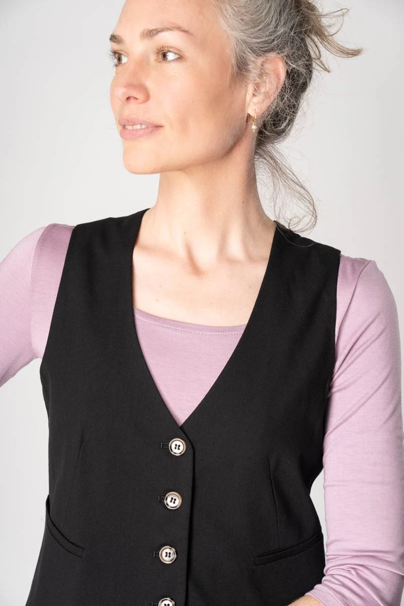 Schwarze Damenweste elegant aus Viskose von Potatoes Detailansicht V-Ausschnitt