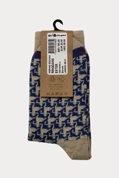 1 Paar Socken aus Merinowolle von Öjbro Vantfabrik in beige mit blauem Strickmuster Rückansicht