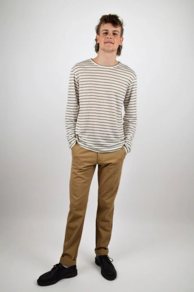Langarmshirt für Herren aus Leinen in weiß mit Querstreifen in khaki in Kombination mit brauner Chino Hose