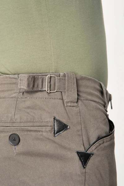 Kurze Zimmermannshose aus Baumwolle in der Farbe Cappuccino Detailansicht Gesäßtasche