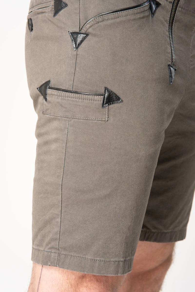 Kurze Zimmermannshose aus Baumwolle in der Farbe Cappuccino Detailansicht Zollstocktasche