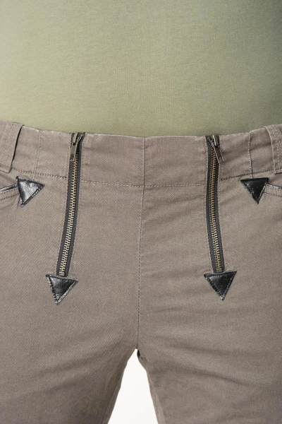 Kurze Zimmermannshose aus Baumwolle in der Farbe Cappuccino Detailansicht Ykk-Reißverschlüsse