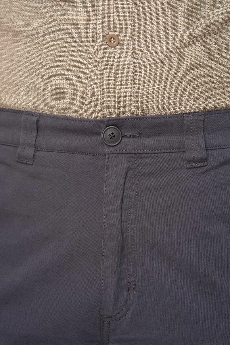 Kurze Anzughose für Herren aus Baumwolle in dunkelblau-grau Detailansicht Knopfverschluss