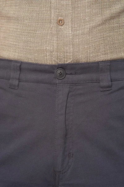 Kurze Anzughose für Herren aus Baumwolle in dunkelblau-grau Detailansicht Knopfverschluss