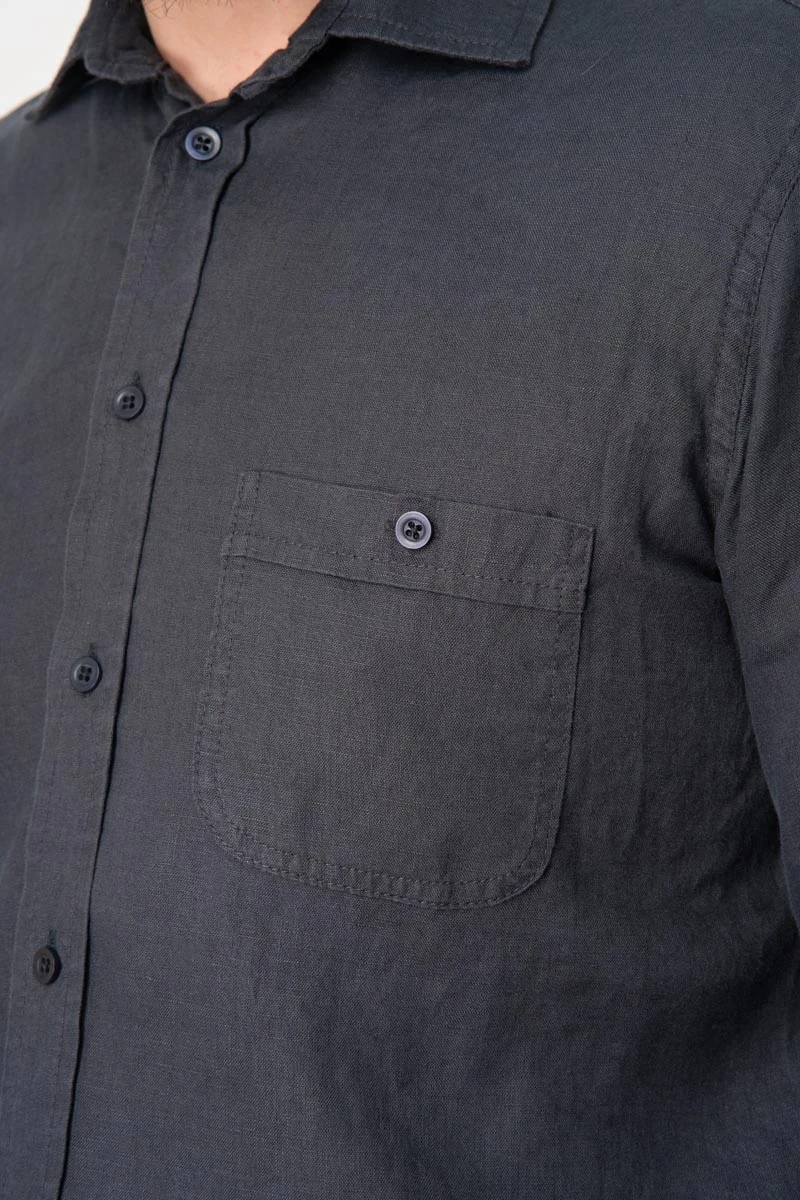 Leinenhemd für Herren in anthrazit langärmlig Detailansicht Brusttasche
