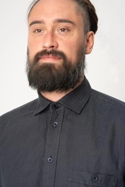 Leinenhemd für Herren in anthrazit langärmlig Detailansicht Hemdkragen