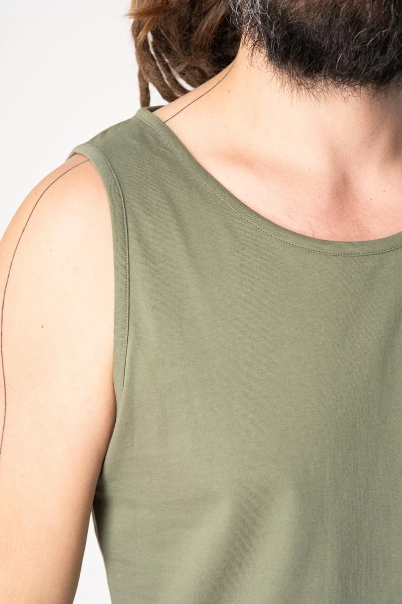 Herrentop aus Bio-Baumwolle von Melawear in grün Detailansicht Trägertop