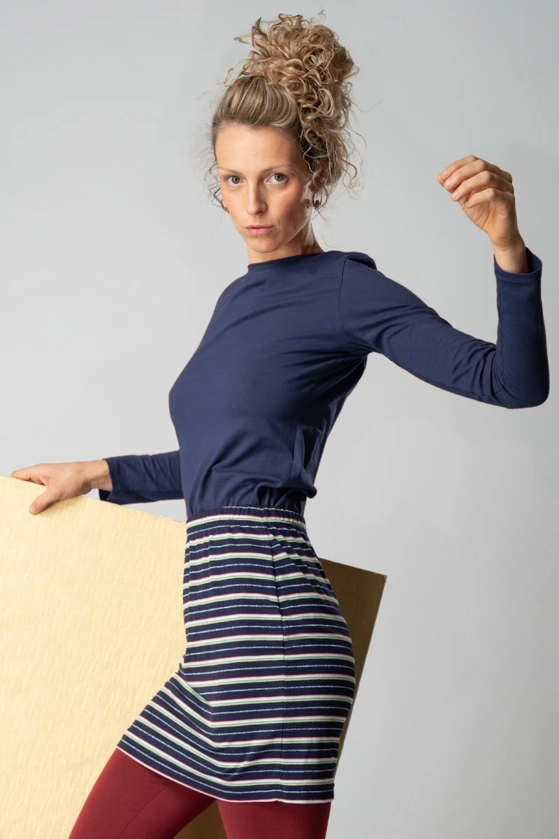 Langarmshirt für Damen aus Bio-Baumwolle in dunkelblau Seitenansicht in Kombination mit Minirock