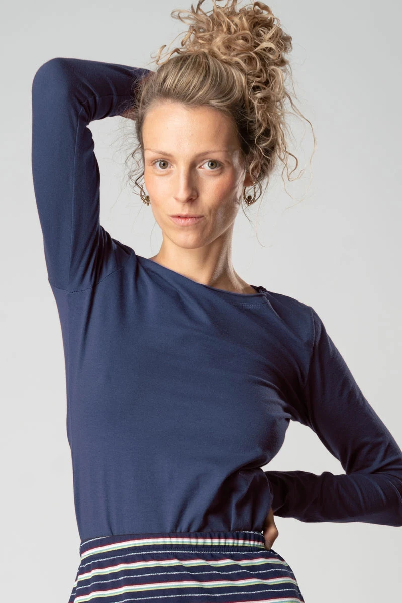 Langarmshirt für Damen aus Bio-Baumwolle in dunkelblau Frontansicht