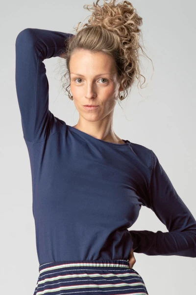 Langarmshirt für Damen aus Bio-Baumwolle in dunkelblau Frontansicht