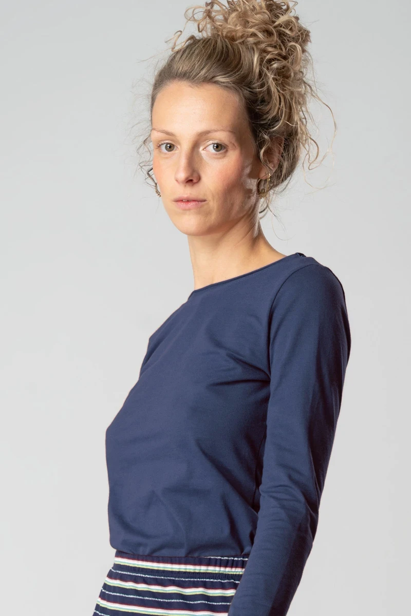 Langarmshirt für Damen aus Bio-Baumwolle in dunkelblau Seitenansicht