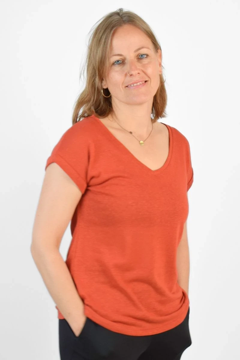 T-Shirt aus Leinen für Damen in orangerot mit V-Ausschnitt Seitenansicht rechts