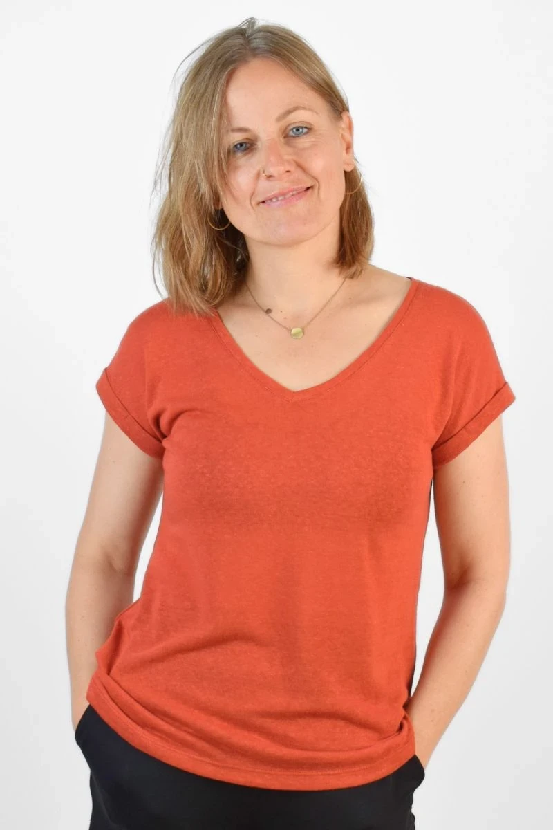 T-Shirt aus Leinen für Damen in orangerot mit V-Ausschnitt