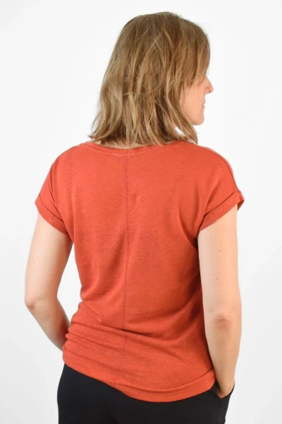 T-Shirt aus Leinen für Damen in orangerot mit V-Ausschnitt Rückansicht