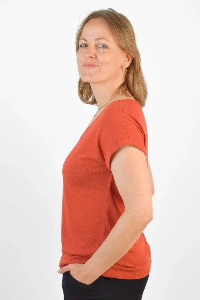 T-Shirt aus Leinen für Damen in orangerot mit V-Ausschnitt Seitenansicht links
