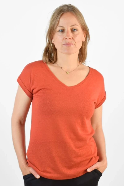T-Shirt aus Leinen für Damen in orangerot mit V-Ausschnitt Frontansicht