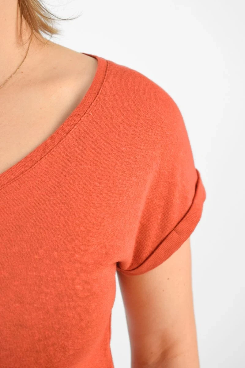 T-Shirt aus Leinen für Damen in orangerot mit V-Ausschnitt Detailansicht