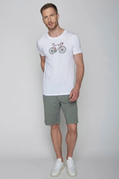 Greenbomb T-Shirt für Herren in Weiß Biobaumwolle mit Bike-Print in Kombination mit grüner Bermuda-Shorts