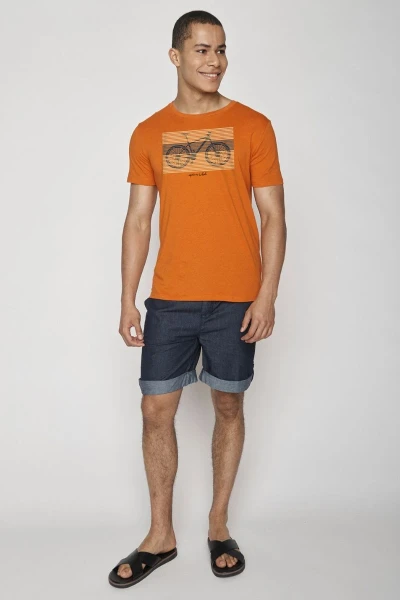 Greenbomb T-Shirt für Herren in Orange mit Bike-Print in Kombination mit kurzer Jeanshose