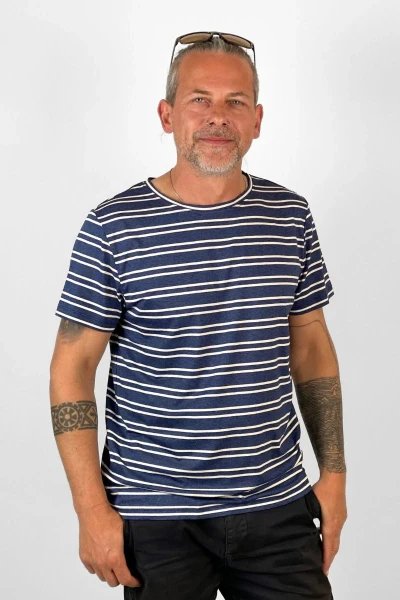 Frontansicht auf Viskose T-Shirt "Theo" in blau beige quer gestreift