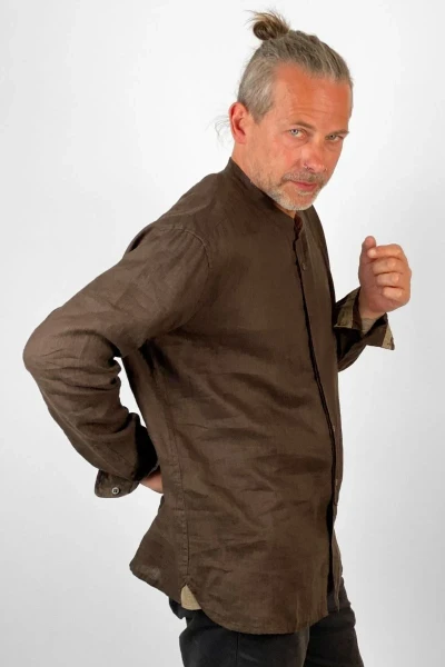 Braunes Leinenhemd mit leichter Streifenhaptik Seitenansicht rechts