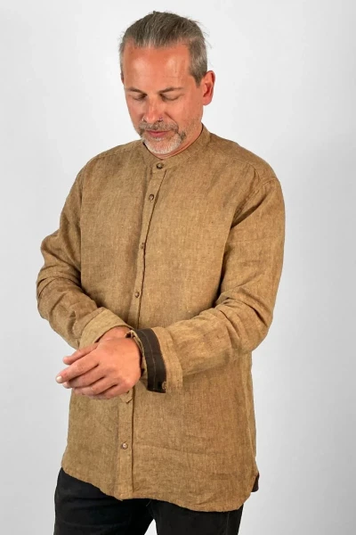 Leinenhemd mit Stehkragen für Herren in Kamelbraun