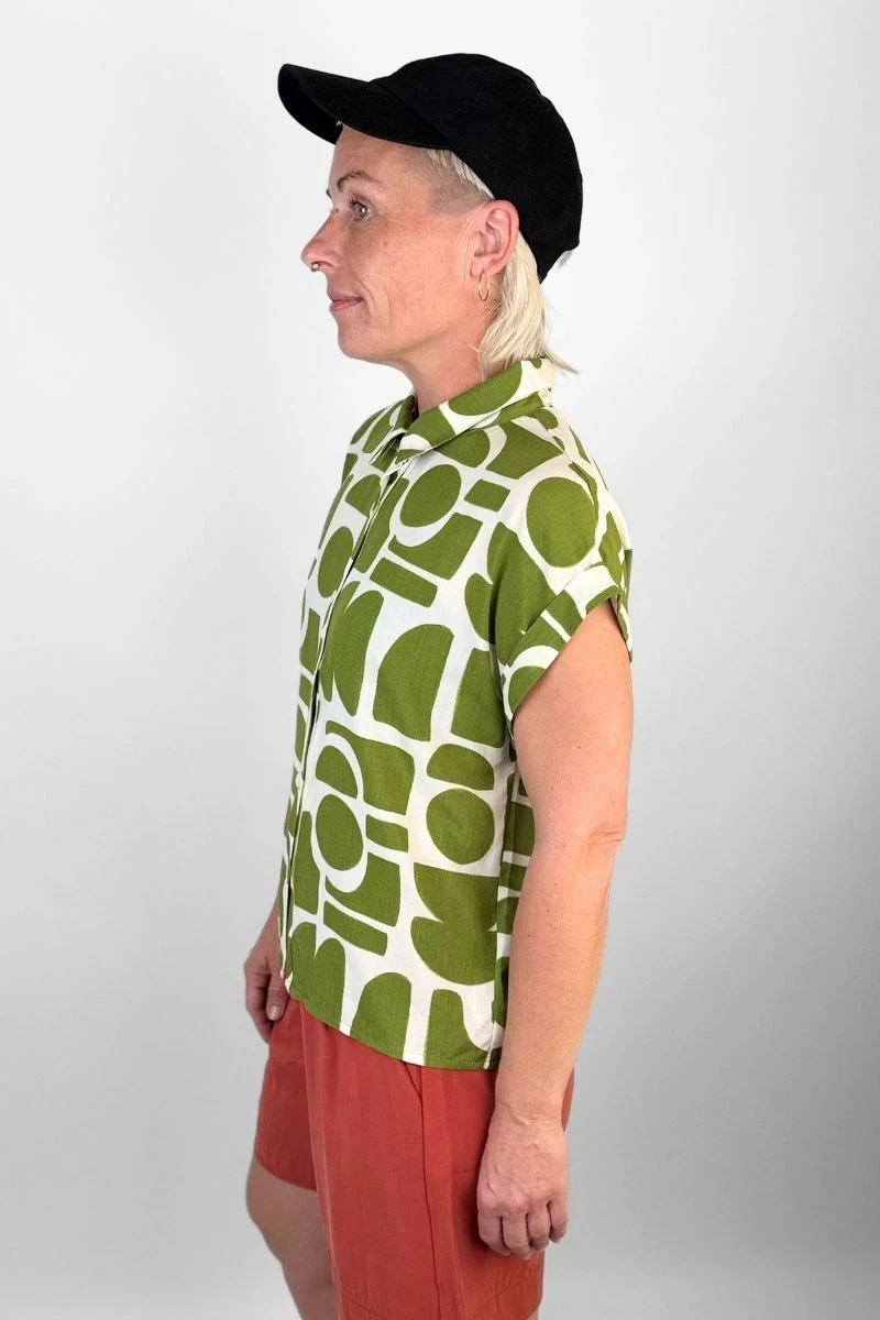 Kurzarmbluse aus Viskose in beige-grün grafisch gemustert Seitenansicht links