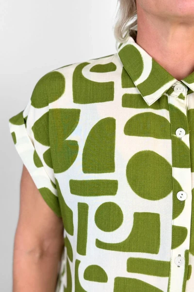 Kurzarmbluse aus Viskose in beige-grün grafisch gemustert Detailansicht Kurzärmel