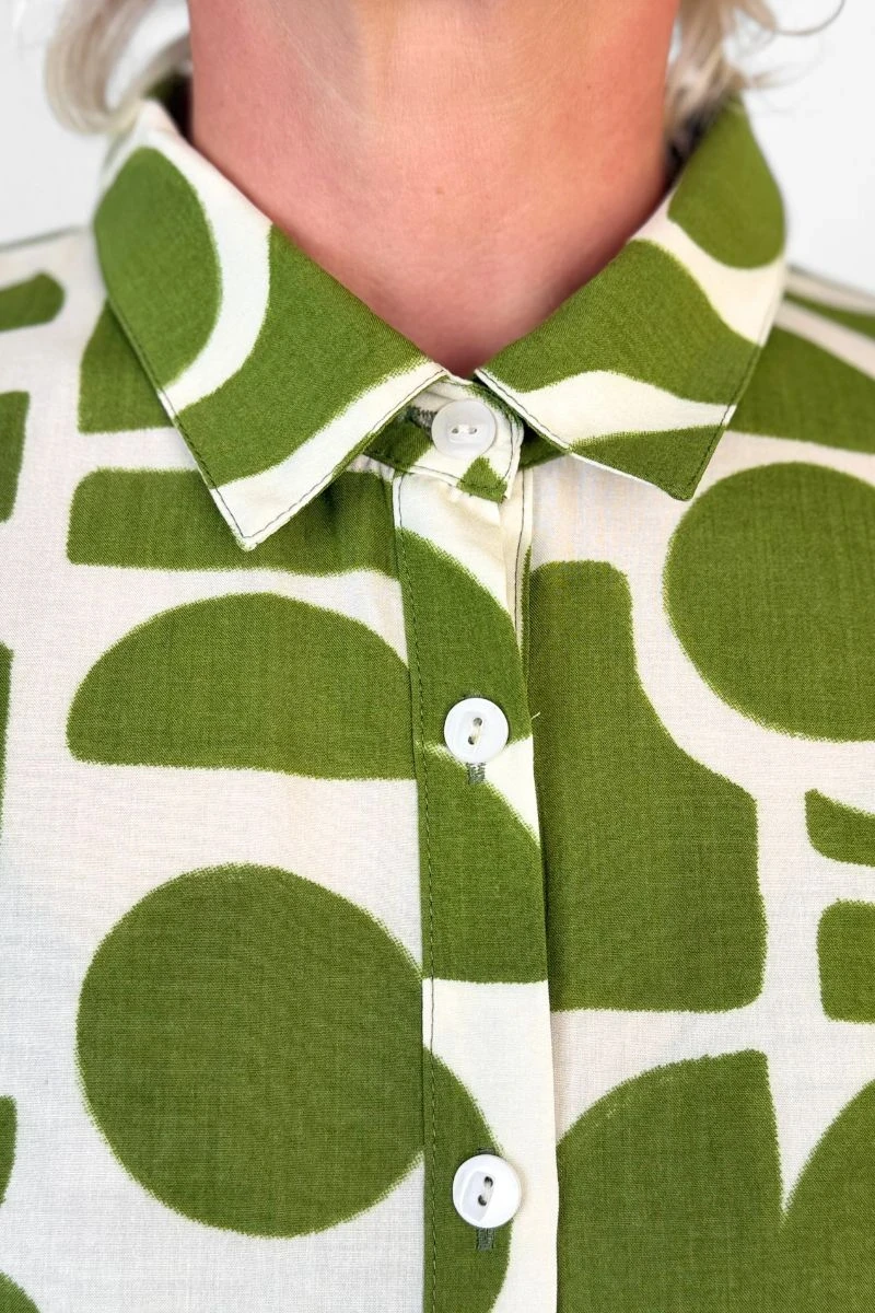 Kurzarmbluse aus Viskose in beige-grün grafisch gemustert Detailansicht Knopfverschluss